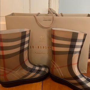 AUTHENTIC BURBERRY RAINBOOTS GOOD CONDITION